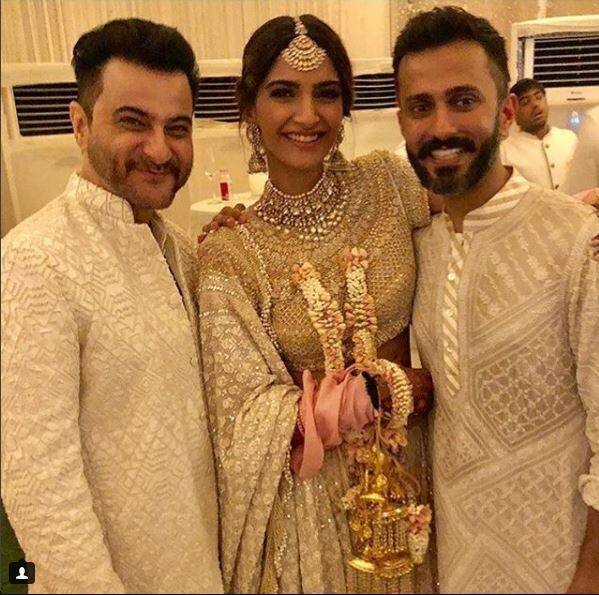 चाचा संजय कपूर और होने वाले पति आनंद के साथ संगीत में कुछ इस अंदाज में नजर आईं सोनम कपूर.