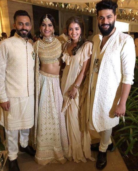सोनम कपूर आज अपनी मौसी कविता सिंह के घर पर आनंद आहूजा के साथ फेरे लेने वाली हैं.
