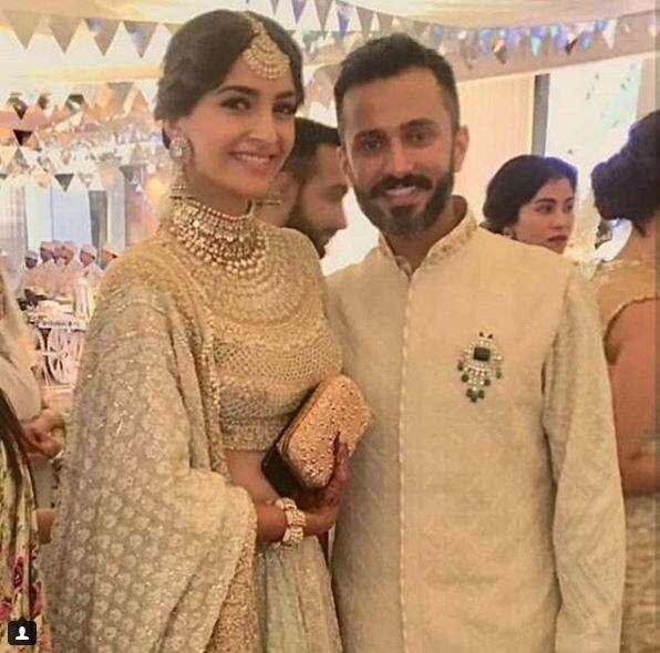 होने वाले दूल्हे राजा के साथ पोज देतीं सोनम कपूर. दोनों की जोड़ी को फैंस काफी पसंद कर रहे हैं.