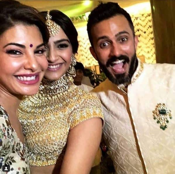 सोनम के संगीत में जैक्लीन सबसे ज्यादा मस्ती करती नजर आईं. इतना ही नहीं सोनम ने जैक्लीन के ऊपर कलीरे भी हिलाए. 