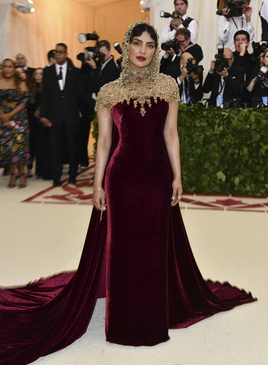 Met Gala 2018: प्रियंका चोपड़ा की ड्रेस को बनाने में लगे 250 घंटे, हाथ से हुई हैं इंब्रॉयडरी