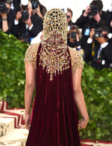 Met Gala 2018: प्रियंका चोपड़ा की ड्रेस को बनाने में लगे 250 घंटे, हाथ से हुई हैं इंब्रॉयडरी