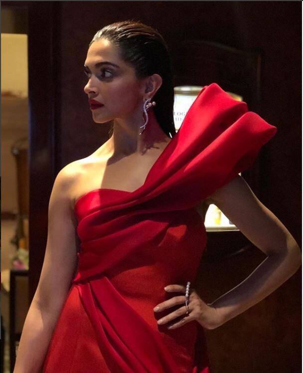 हर साल इसके लिए एक थीम होता है और उसी के अनुसार सेलेब्स ड्रेस पहनकर यहां पहुंचते हैं.