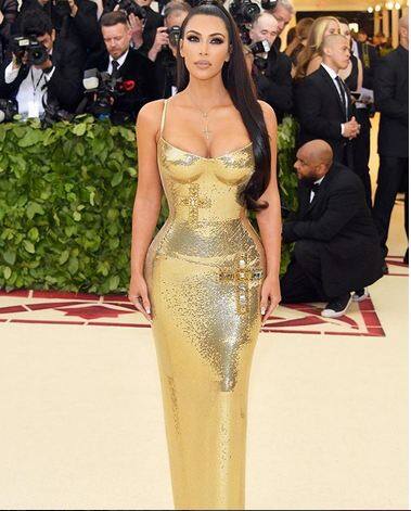 37 वर्षीय किम के पति रैपर कान्ये अपनी नई म्यूजिक एलबम जैक्सन होल, वायोमिंग में व्यस्त हैं. वहीं किम खुश है कि कान्ये अपनी एलबम में व्यस्त हैं और वो उसे पूरी तरह सपोर्ट कर रही हैं.