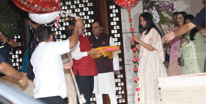बीते सोमवार को देश के सबसे अमीर शख्स मुकेश अंबानी के घर यानी एंटीलिया में उनकी बेटी ईशा अंबानी की सगाई के लिए पार्टी रखी गई थी. इस पार्टी में अंबानी परिवार के करीबी लोग नज़र आए. ऐसे में खुद मुकेश और नीता अंबानी मेहमानों का स्वागत करते नज़र आए.