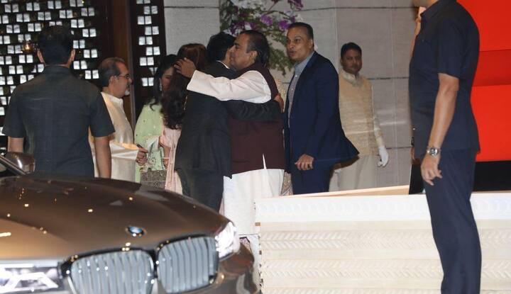 इस मौके पर अनिल अंबानी के बेटे जय अनमोल अंबानी ने बड़े पापा यानी मुकेश अंबानी के गले लगकर आर्शीवाद लिया.