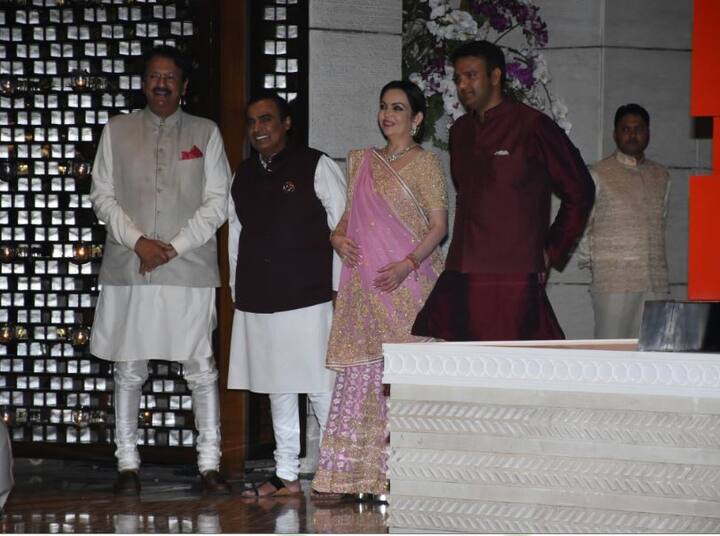 सगाई समारोह में दोनों परिवार एक साथ फोटो खिंंचवाते नज़र आएं. तस्वीर में आनंद पिरामल, आनंद पिता अजय पिरामल, मुकेश अंबानी और पत्नी नीता अंबानी हैं.