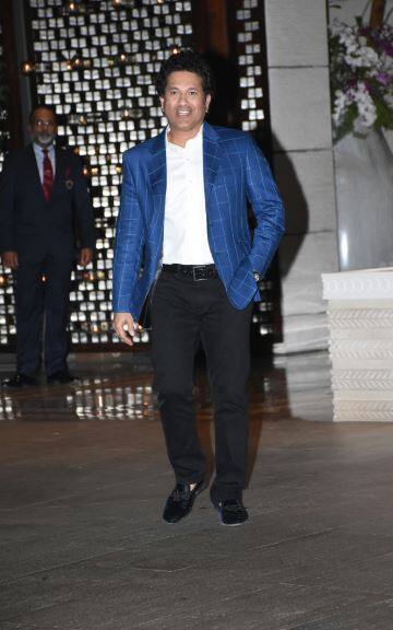 साथ ही पार्टी में मास्टर बलास्टर सचिन तेंदुलकर भी पहुंचे.