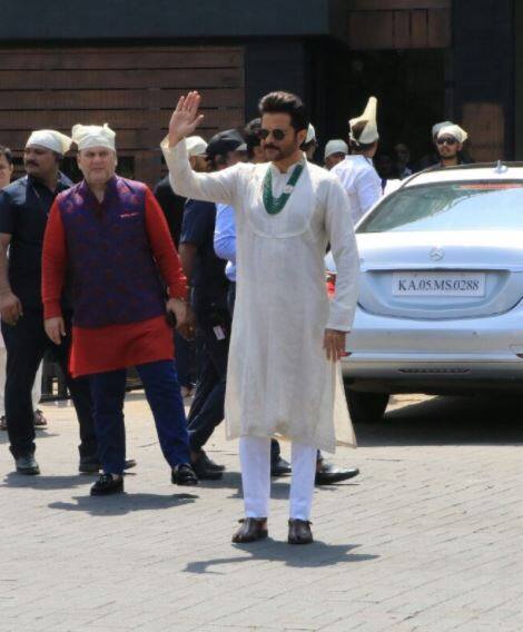 सोनम कपूर और आनंद आहूजा के फेरे लेने में बस अब कुछ ही घंटे बाकी हैं. ऐसे में अनिल कपूर बारात के स्वागत के लिए तैयार हो गए हैं. आगे कि स्लाइड्स में देखिए मंडप के बाहर अनिल कपूर की तस्वीरें. (तस्वीर मानव मंगलानी)