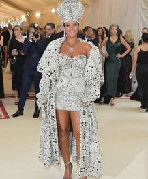 MET GALA 2018: अपने कैथोलिक लुक से हर जगह पॉपुलर हो रही है रिहाना
