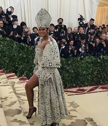 MET GALA 2018: अपने कैथोलिक लुक से हर जगह पॉपुलर हो रही है रिहाना