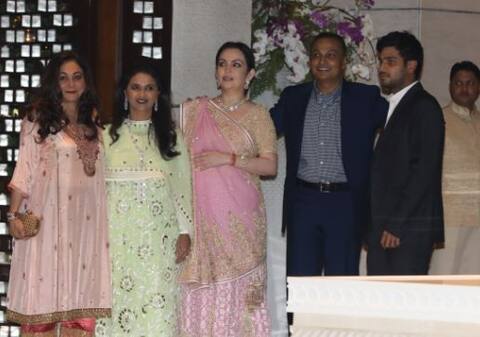 ईशा अंबानी की सगाई में चाचा अनिल अंबानी ने पहुंच कर सबको किया हैरान ईशा अंबानी की सगाई में चाचा अनिल अंबानी ने पहुंच कर सबको किया हैरान