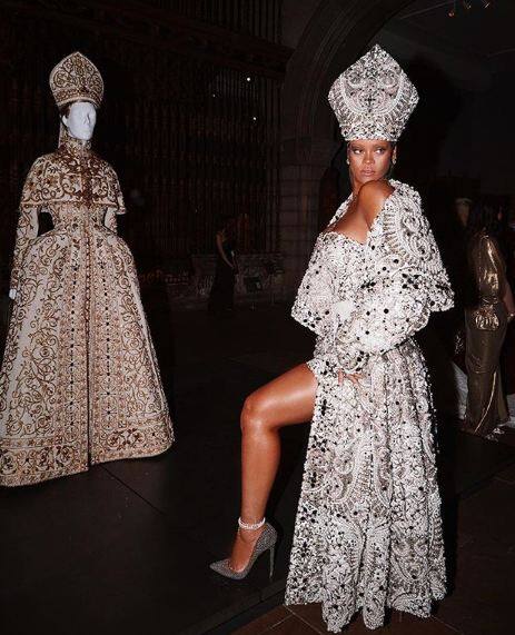 रिहाना का ये लुक सोमवार की रात आयोजित हुए मेट गाला में दिखा था. उनकी ये तस्वीरें इंटरनेट पर खूब वायरल हो रही हैं. 