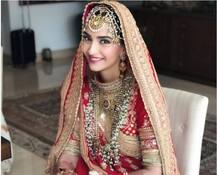 वरमाला के दौरान सोनम ने की गलती तो मम्मी सुनीता कपूर ने दी ये नसीहत, देखें VIDEO