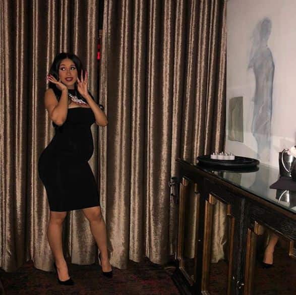  हॉलीवुड रैपर कार्डी बी ने बताया है कि इन दिनों उनकी रातें बिना सोए गुजर रही हैं क्योंकि गर्भावस्था के कारण उन्हें डरावने सपने आते हैं. बता दें कि इस गर्भवस्था के बावजूद भी वो कई कॉन्सर्ट में हिस्सा लेती रहती हैं.