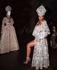MET GALA 2018: अपने कैथोलिक लुक से हर जगह पॉपुलर हो रही है रिहाना
