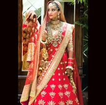 दुल्हन बनीं सोनम कपूर की पहली तस्वीर आई सामने, लाल लहंगे में लग रही हैं खूबसूरत