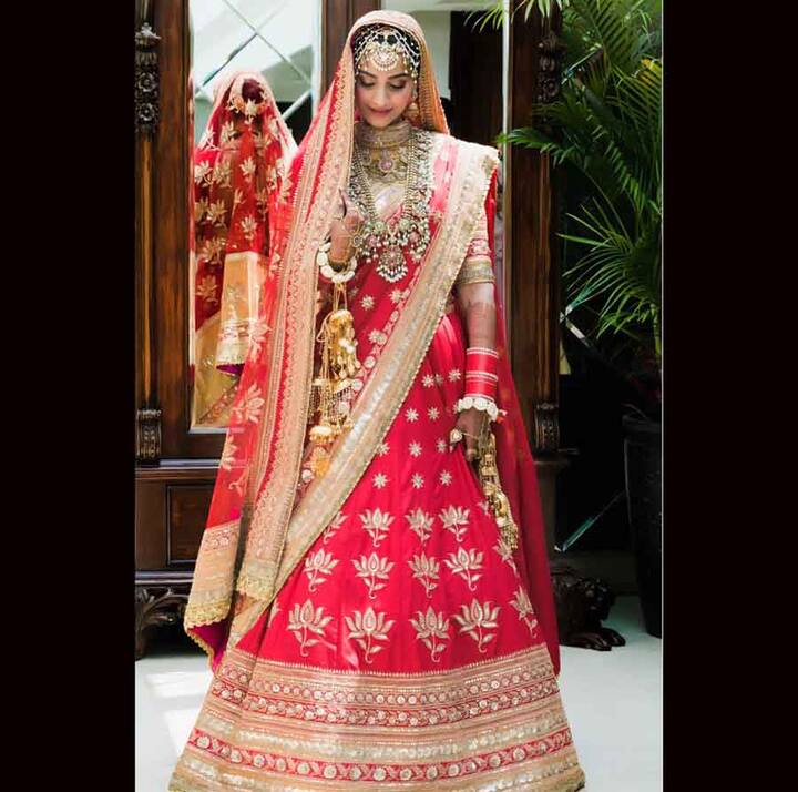 उनके माथे पर मांग टीका है और हाथों में कलीरे उनकी खूबसूरत को और बढ़ा रही हैं.