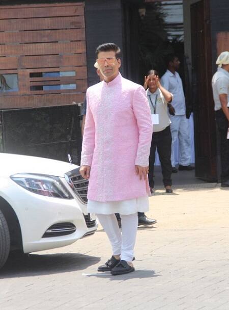 वहीं करण जौहर पिंक कलर की शेरवानी पहन सोनम कपूर की शागी अटेंड करने पहुंचे. (तस्वीर: मानव मंगलानी)