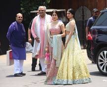 सोनम की शादी में मनीष मल्होत्रा के डिजाइनर लहंगे में पहुंचीं जाह्नवी कपूर, देखें तस्वीरें