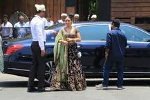 सोनम कपूर की शादी में पहुंचीं रानी मुखर्जी, मंडप के बाहर पैपराजी को दिए पोज