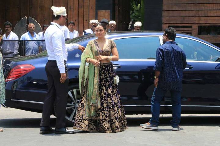 अभिनेत्री सोनम कपूर और आनंज आहूजा की शादी की रस्मे शुरू हो गईं हैं. ऐसे में बी टाउट के कई सेलिब्रिटीज शादी में शिरकत करने के लिए मंडप पहुंच गए हैं. आगे की स्लाइड्स में देखिए महेंदी और संगीत में नजर आई रानी मुखर्जी बेहद खूबसूरत अंदाज में सोनम की शादी में भी पहुंच गईं हैं. (तस्वीर: मानव मंगलानी)