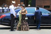 सोनम कपूर की शादी में पहुंचीं रानी मुखर्जी, मंडप के बाहर पैपराजी को दिए पोज