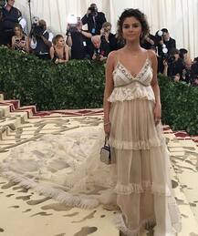 MET GALA 2018: सेलेना गोम्ज को देख फैंस बोले ‘क्या ये प्रेग्नेंट है?’