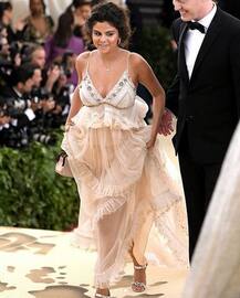MET GALA 2018: सेलेना गोम्ज को देख फैंस बोले ‘क्या ये प्रेग्नेंट है?’