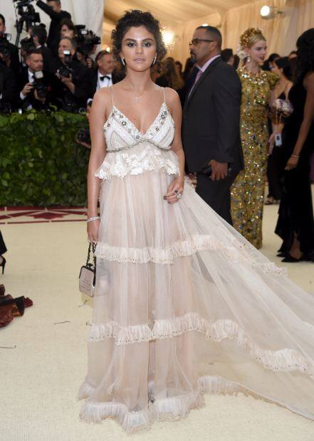 इनकी ये तस्वीरें ट्रोल हो रही हैं क्यों कि सेलेना इनमें काफी मोटी नजर आ रही हैं.