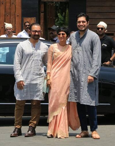 आमिर खान यूं तो बहुत कम स्टार पार्टीज में नजर आते हैं लेकिन सोनम की शादी में पत्नी के साथ आकर उन्होंने अपने फैंस को खुश कर दिया. (तस्वीर: मानव मंगलानी)