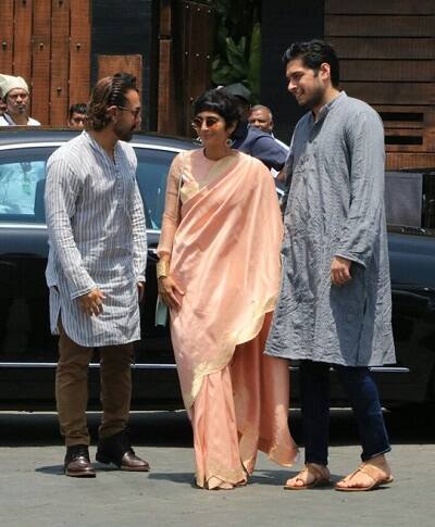 बाकी सभी सेलेब्स ने जहां सोनम की शादी के लिए ट्रेडिशनल आउटफिट्स को चुना था वहीं आमिर खान जींस, कुर्ते और फॉर्मल शूज में नजर आए. (तस्वीर: मानव मंगलानी)