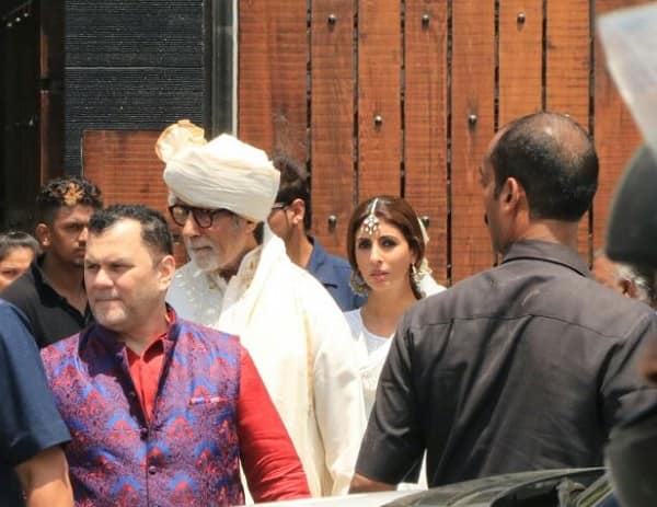 बिग बी को अनिल कपूर और उनकी पत्नी ने पर्सनल इन्वीटेशन दिया है. (तस्वीर: मानव मंगलानी)