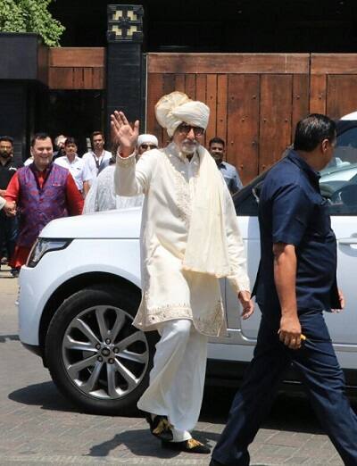 बता दें कि इस दौरान अमिताभ ब्चचन और अभिषेक बच्चन की पगड़ी और आउटफिट्स एक जैसे थे. (तस्वीर: मानव मंगलानी)