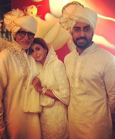 साल 2018 की अब तक की सबसे बड़ी सोनम कपूर और आनंद आहूजा की शादी में महानायक अमिताभ बच्चन अपने दोनों बच्चों श्वेते नंदा बच्चन और अभिषेक बच्चन के साथ पहुंचे. आगे की स्लाइड्स में देखिए बच्चन परिवार की खूबसूरत तस्वीरें. (तस्वीर: मानव मंगलानी)