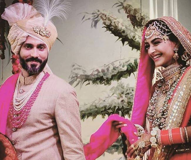 सिख धर्म के अनुसार हुई सोनम- आनंद की शादी, देखें फेरों और वरमाला की तस्वीरें inside videos and photos of sonam kapoor's phere and warmala सिख धर्म के अनुसार हुई सोनम- आनंद की शादी, देखें फेरों और वरमाला की तस्वीरें