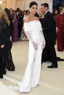 Met Gala 2018: ऑफ शोल्डर सफेद जंपसूट में नजर आईं केंडल जेनर, इन वजहों से हो रही है आलोचना