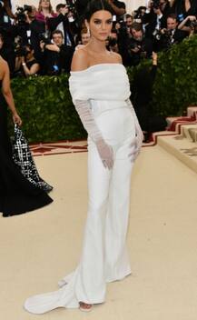 Met Gala 2018: ऑफ शोल्डर सफेद जंपसूट में नजर आईं केंडल जेनर, इन वजहों से हो रही है आलोचना