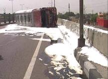 कानपुर: एनएच 2 फ्लाई ओवर पर पलटा टैंकर, सड़क पर फैला 24000 लीटर पेट्रोल