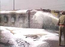 कानपुर: एनएच 2 फ्लाई ओवर पर पलटा टैंकर, सड़क पर फैला 24000 लीटर पेट्रोल