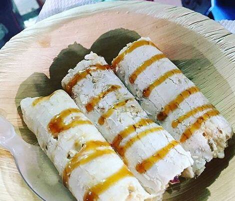 थाइलैंड की फूड स्ट्रीट में आइसक्रीम रोल बहुत फेमस हैं. इन रोल्स में आइसक्रीम या दूध को फ्रीजर में जमाया जाता है. इसके ऊपर आइसक्रीम का बेस लगाकर   चॉकलेट, नट्स, फ्रेश फ्रूट्स जैसी चीजों का फ्लेवर डाला जाता है. ये मजेदार डेजर्ट दिल्ली-एनसीआर में आसानी से उपलब्ध है. 