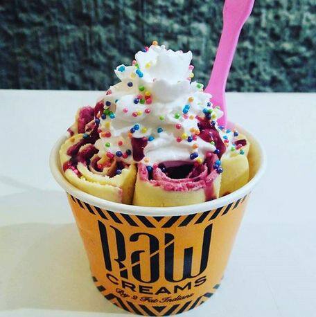  रॉ क्रीम्स- डीयू नॉर्थ कैंपस में हडसन लेख के पास ये आइसक्रीम पार्लर मौजूद है. यहां आपके सामने आइसक्रीम रोल तैयार होंगे और आपकी पसंद के हिसाब से   कस्टमाइज भी किए जा सकते हैं. 