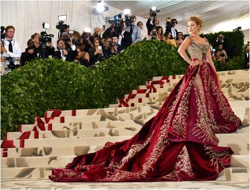 मेट गाला 2018 में दुनिया के मशूहर कलाकारों की खूबसूरत ड्रेस की धूम रही. हम आपको बताने जा रहे हैं कि किस एक्ट्रेस ने इस इवेंट में अपनी ड्रेस से खूब सुर्खियां बटोरी हैं. 