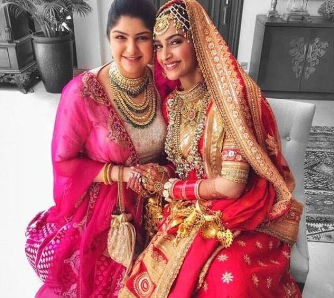 ये सोनम की एक और बेहद खूबसूरत तस्वीर आप देख रहे हैं जिसमें सोनम अपनी कजिन और अर्जुन कपूर की बहन अंशुला के साथ नजर आ रही हैं. 