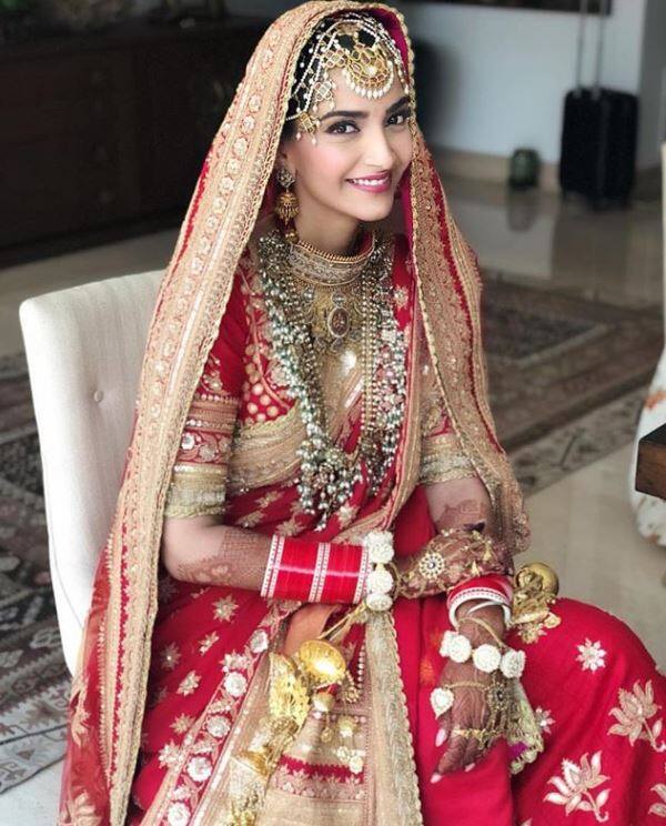 कोई भी दुल्हन कितना भी सज-संवर क्यों न ले लेकिन वो तक खूबसूरत नहीं लगती जब तक की उसके चेहरे पर स्माइल न हो और इस तस्वीर में सोनम की स्माइल और आंखों में चमक उनकी खुशी बयां कर रही है. 