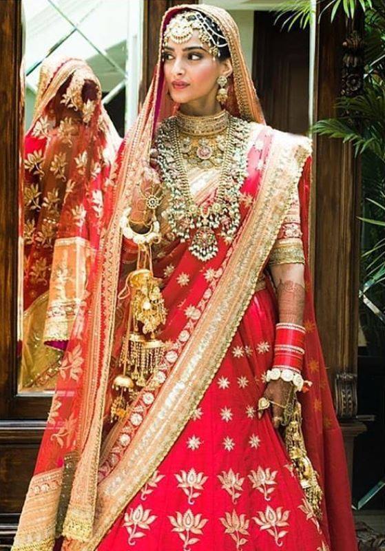 लहंगे के साथ हैवी ज्वैलेरी और मांग टीका सोनम की खूबसूरती में चार चांद लगा रहा है. सोनम की इन तस्वीरों से नजरें हटा पाना जरा मुश्किल है. 