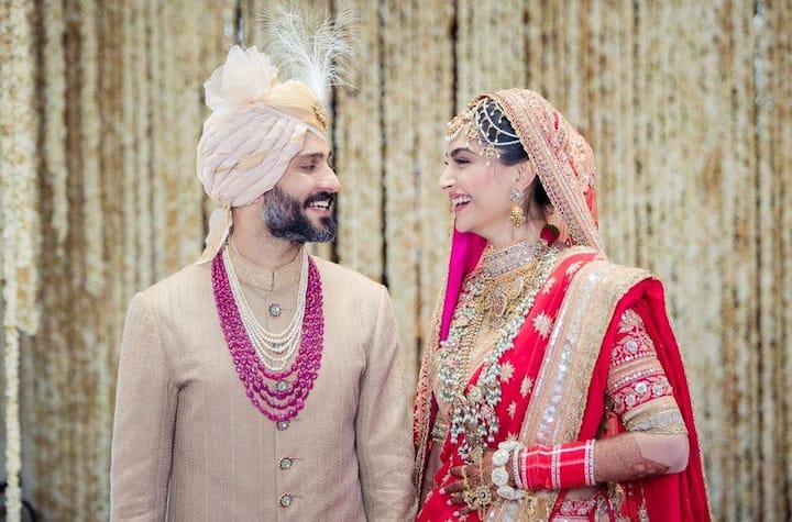 दुल्हन की तस्वीरें तब तक पूरी नहीं हो सकती जब तक उसके साथ उसका दूल्हा नजर न आए. इस तस्वीर में शादी के बाद एक दूसरे को देखकर मुस्कुराते नजर आ रहे हैं सोनम और आनंद. दोनों की आंखों में आने वाले खुशहाल जीवन की चमक देखी जा सकती है.