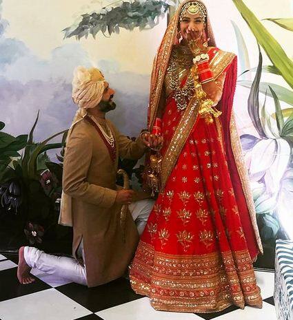 शादी से ठीक पहले आनंद ने जब सोनम को प्रपोज किया तब भी सोनम आम ब्राइड्स की तरह शर्माती नजर आईं. 