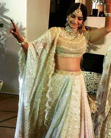 डांसिंग दुल्हन-  मेहंदी की रस्म के दिन सोनम ने जमकर डांस किया. सोनम की कई वीडियो सोशल मीडिया पर दिखाईं दी. आम ब्राइड भी अपनी मेहंदी पर जमकर डांस करती है. 