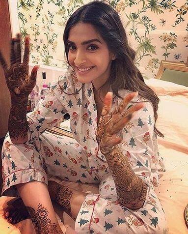 नाइट सूट ब्राइड- सोने के दौरान सुपर कंफर्ट होने के लिए सोनम नाइट सूट में दिखीं. ठीक वैसे ही जैसे कोई भी आम लड़की दिखती है. 